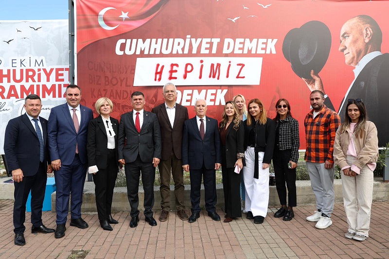 Cumhuriyet coşkusu sokaklara taşındı