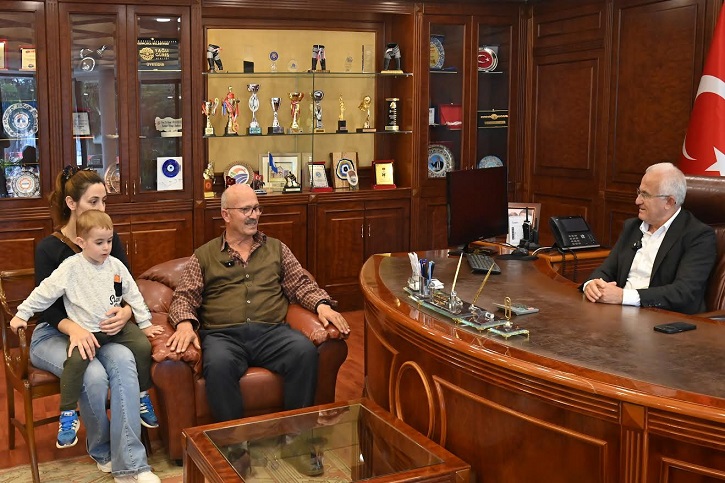 DMD KAS HASTASI MİNİK BULUT KUMLUCA BELEDİYE BAŞKANI UZM. DR. MESUT AVCIOĞLU’NU MAKAMINDA ZİYARET ETTİ