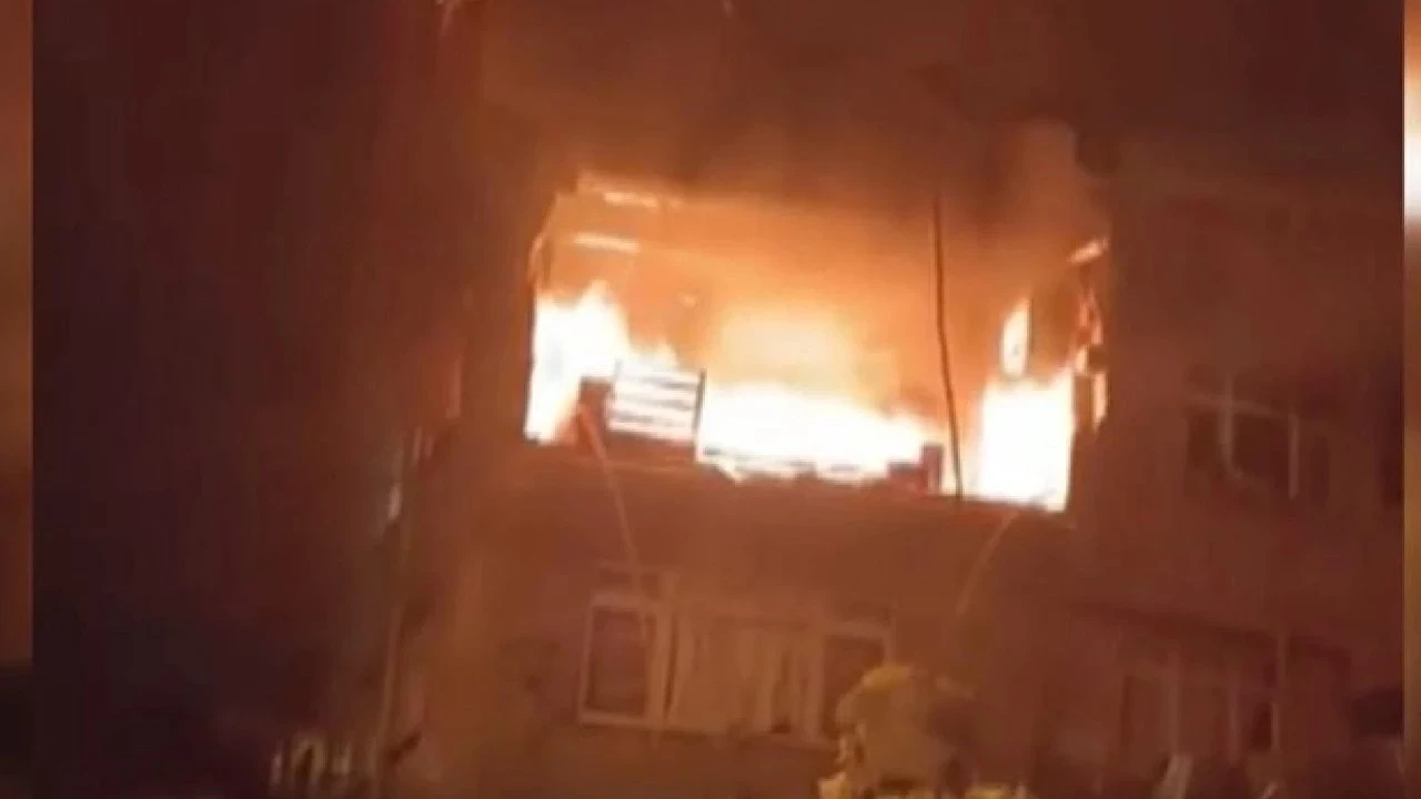  KAĞITHANE'de 6 katlı bir binanın 2'nci katında bulunan dairede meydana gelen patlamanın etkisi günün aydınlanmasıyla ortaya çıktı.