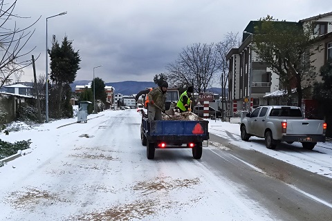 Çiftlikköy Belediyesi Ekiplerinden Kar Mesaisi