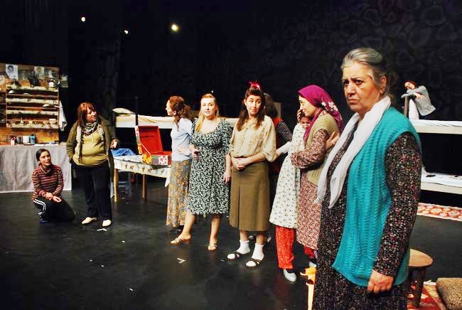 ÖDÜLLÜ TİYATRO METİNLERİ "ÖZGÜRLÜĞE SON BİLET- KÖR KUYU" RAFLARDA