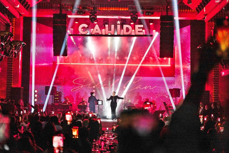 SİBEL CAN YİNE ZİRVEDE