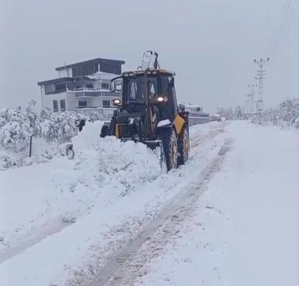 BÜYÜKŞEHİR,  EŞ ZAMANLI TÜM İLÇELERDE KARLA MÜCADELEDE SAHADA
