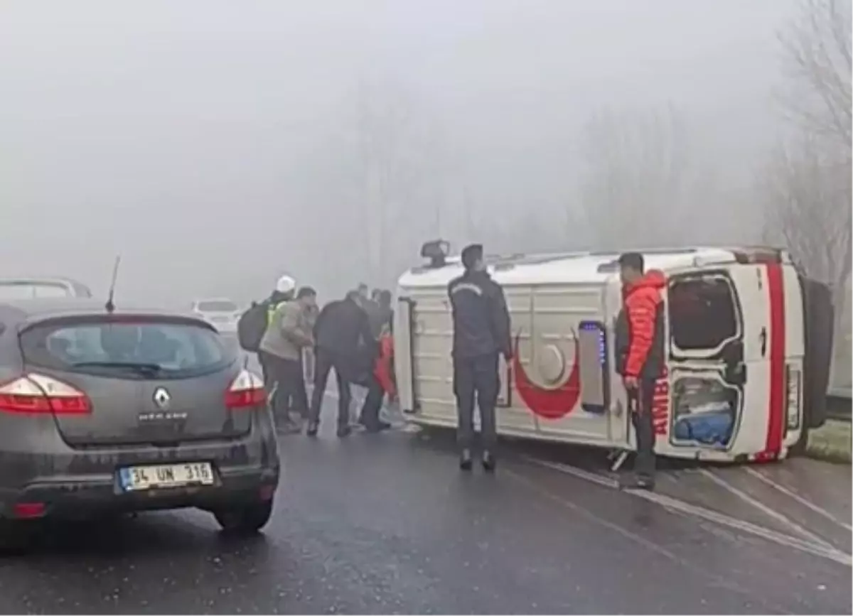 Düzce'de özel bir hastaneye ait ambulans devrildi 2 yaralı 