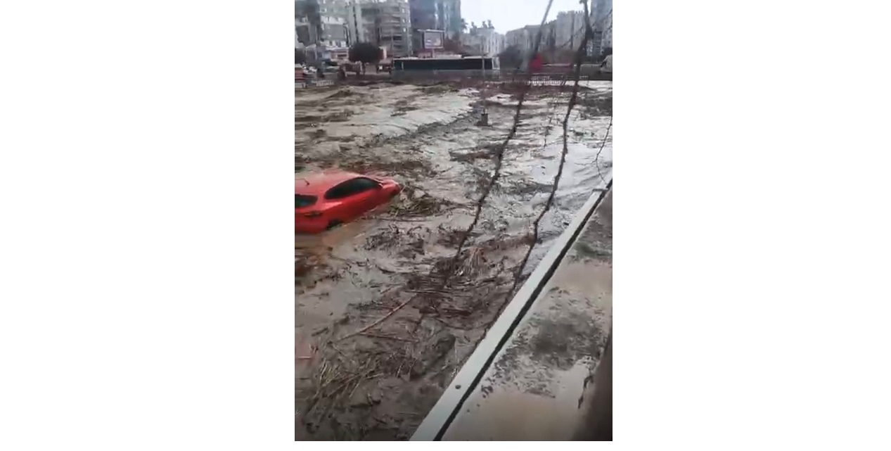 Mersin’de Şiddetli Yağış ve Sel Felaketi: Kent Adeta Sulara Teslim Oldu