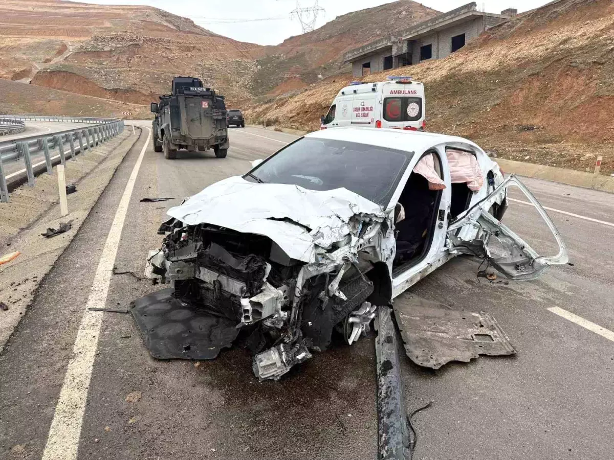 Şırnak'ın Cizre ilçesinde virajı alamayan araç bariyerlere çarptı. Kazada 5 kişi yaralandı.