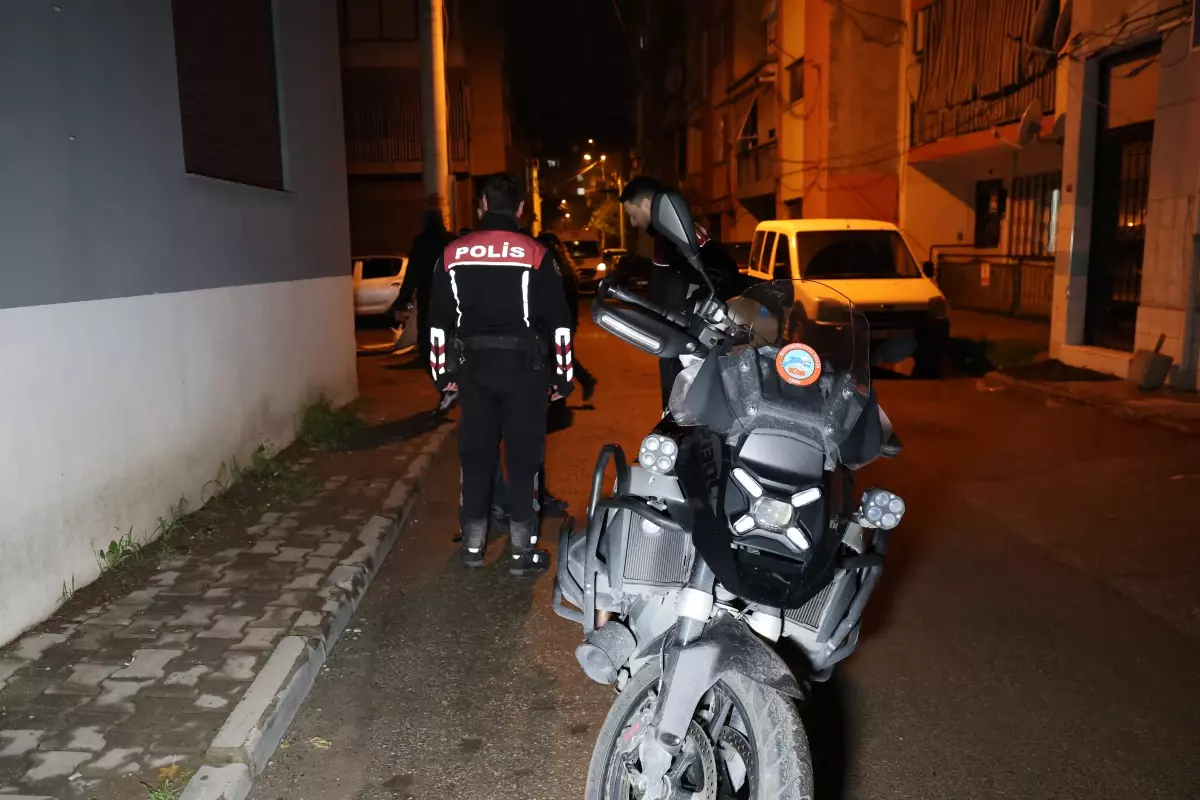 İZMİR'in Bayraklı ilçesinde iki grup arasında yol verme nedeniyle çıkan bıçaklı kavgada, 1'i ağır 7 kişi yaralandı.