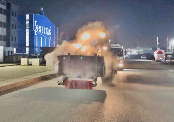 ALTINOVA’DA TEMİZLİK ÇALIŞMALARI GECE DE ARALIKSIZ SÜRÜYOR