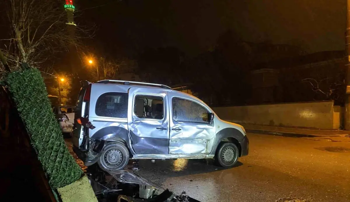 Kocaeli'de 3 aracın karıştığı zincirleme kazada sürücü kaçtı: 1 yaralı