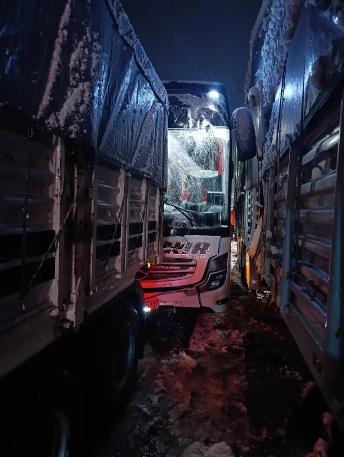 Bitlis'te tıra arkadan çarpan otobüsteki 8 kişi yaralandı.