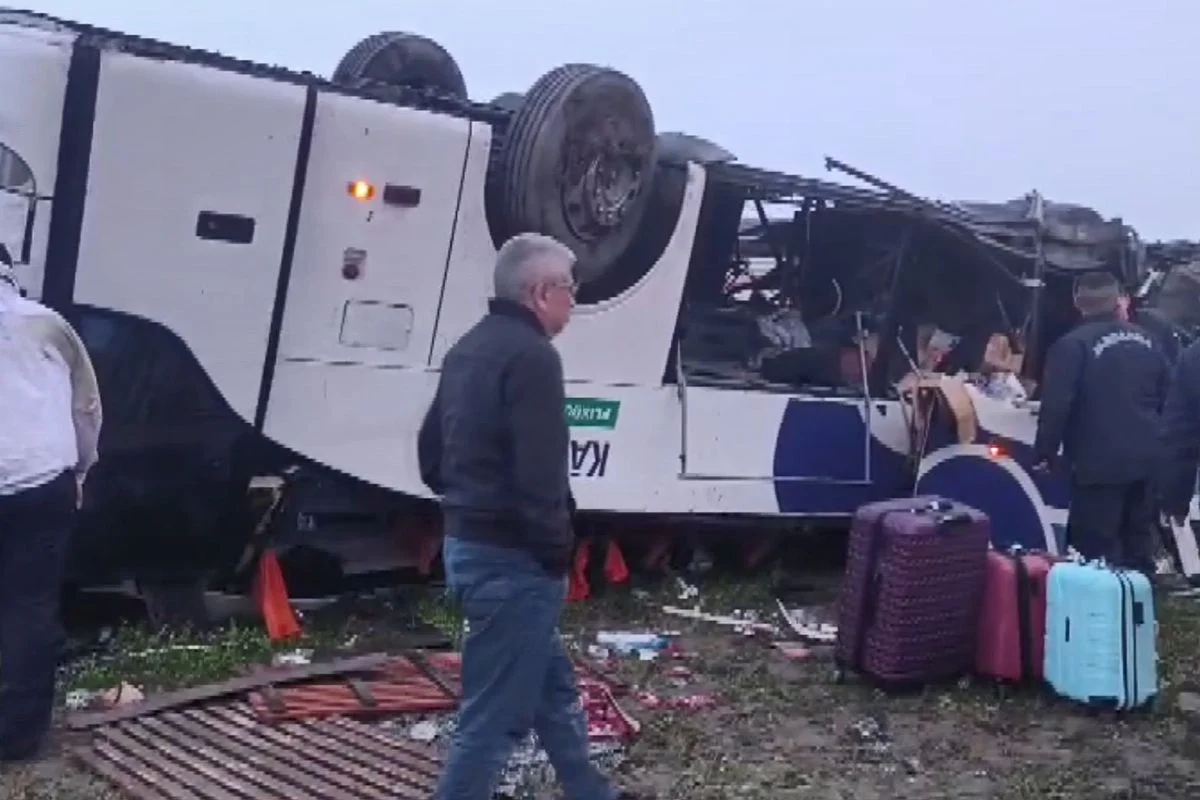Adana 'da yolcu otobüsünün devrilmesi sonucu iki kişi öldü, 19 kişi yaralandı.