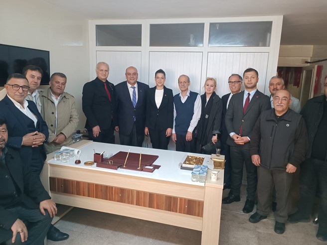 SİYASETTE BAYRAMLAŞMA: CHP HEYETİNDEN DEMOKRAT PARTİ’YE ZİYARET