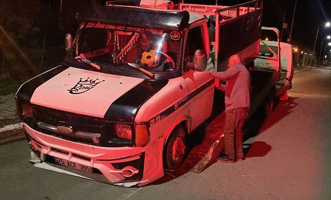 Erzurum'da sigortasız ve muayenesiz kamyonetin ehliyetsiz sürücüsüne 83 bin lira ceza kesildi.
