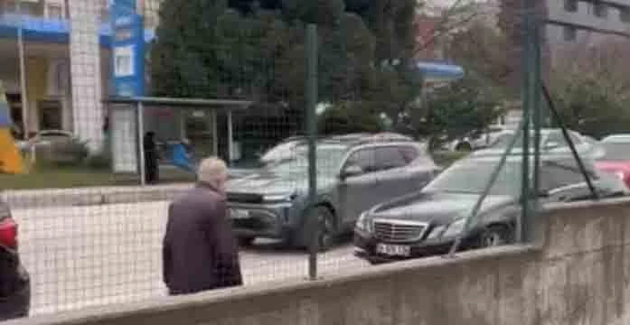  Bursa'da yolu kaybettiği öğrenilen yaşlı adam, yoğun trafikte araçların arasında yürüyerek tehlikeye davetiye çıkardı.