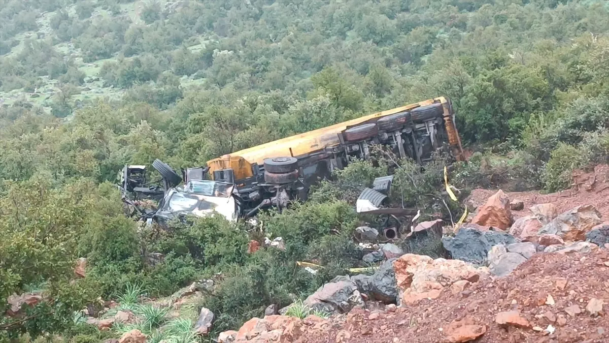 Gaziantep'in İslahiye ilçesinde devrildikten sonra yanan tırın sürücüsü hayatını kaybetti.