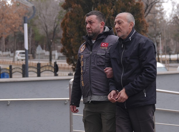 Erzurum'da bir kişinin eczaneye gerçekleştirdiği saldırı anı güvenlik kamerasınca kaydedildi.