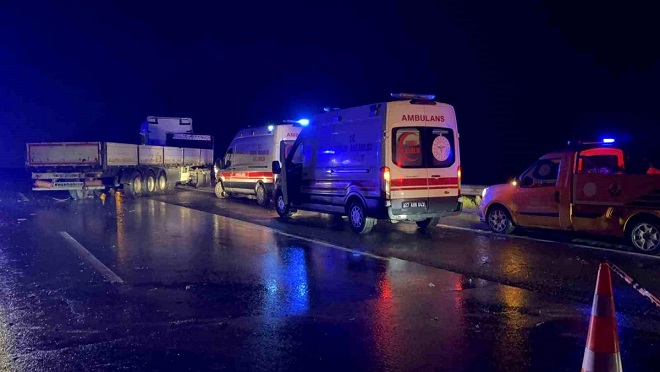 Tarsus-Adana- Gaziantep Otoyolu'nda kamyonetin karşı şeride geçerek tırla çarpışması sonucu meydana gelen kazada 1 kişi hayatını kaybetti, 1 kişi ağır yaralandı.
