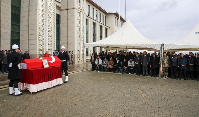 POLİS MEMURU SADIK ÇALAR’A GÖZYAŞLARIYLA VEDA