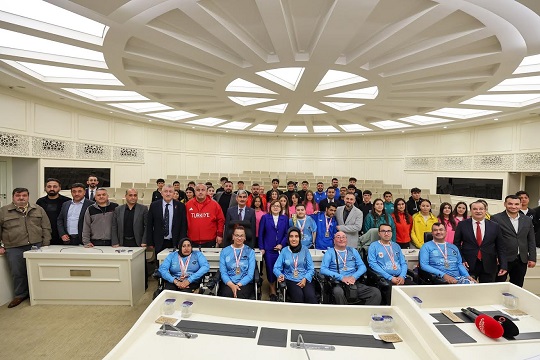 BAŞKAN ŞAHİN, BAŞARILI SPORCULARLA BİR ARAYA GELDİ