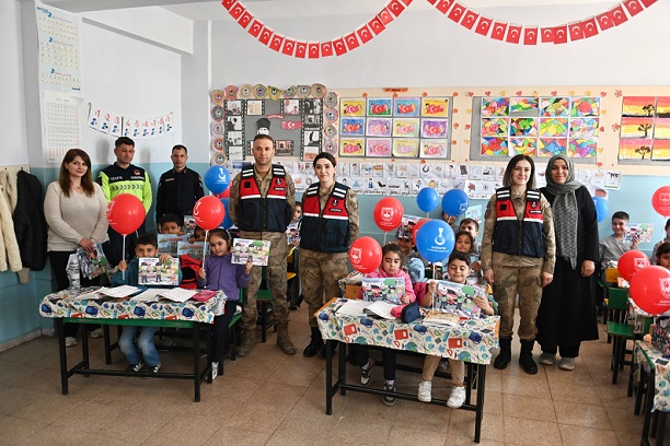  23 NİSAN NEDENİYLE JANDARMADAN ÖĞRENCİLERE ANLAMLI ZİYARET