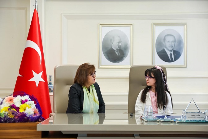 BAŞKAN ŞAHİN MAKAMINI MİNİK BEREN ÖZDEMİR’E DEVRETTİ