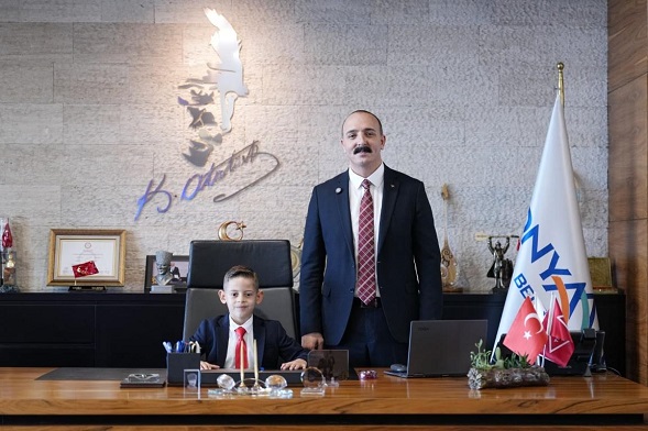 BAŞKAN KOTAN KOLTUĞUNU MİNİKLERE EMANET ETTİ