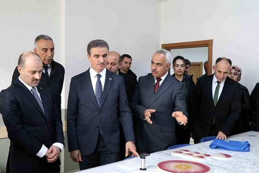 Erzurum Valisi Aydın Baruş, Oltu'daki programları sonrası yaptığı açıklamada, "Oltu, Erzurum'un büyük ve önemli ilçelerinden biri olduğu için gelişmeyi fazlasıyla hak etmektedir" dedi.