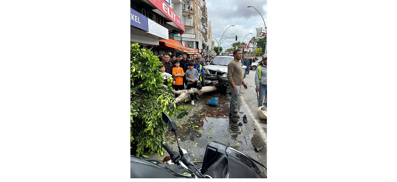 Manavgat’ta iki otomobilin çarpıştığı trafik kazasında, kaldırımda temizlik yapan belediye çalışanı ile araçlarda bulunan 3 kişi yaralandı.