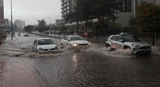 Antalya’da Sağanak ve Dolu Kabusu: İş Yerleri ile Otoparkları Su Bastı