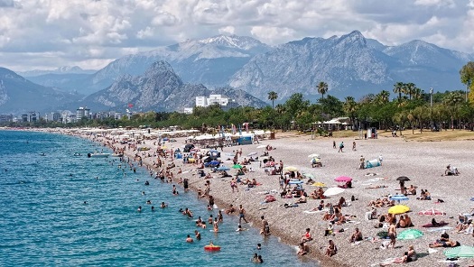 Antalya’da Bayramın İlk Gününde Sahiller Doldu Taştı