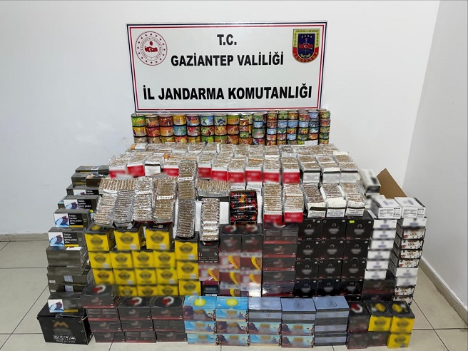 JANDARMADAN KAÇAKÇILIĞA GEÇİT YOK: 1 MİLYON 860 BİN TL DEĞERİNDE KAÇAK ÜRÜN ELE GEÇİRİLDİ