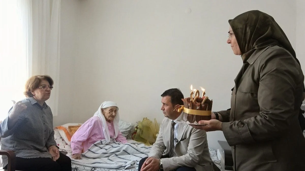   101 Yaşındaki Hacer Nineye Anlamlı Doğum Günü Sürprizi
