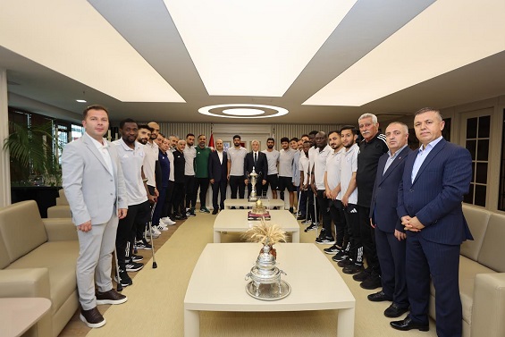 ŞAMPİYON KUPAYI BAŞKAN TAHMAZOĞLU’NA GETİRDİ