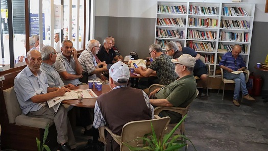 Antalya'da Emeklilerin İkinci Adresi: Ücretsiz Çay, Su ve Kütüphane Hizmeti