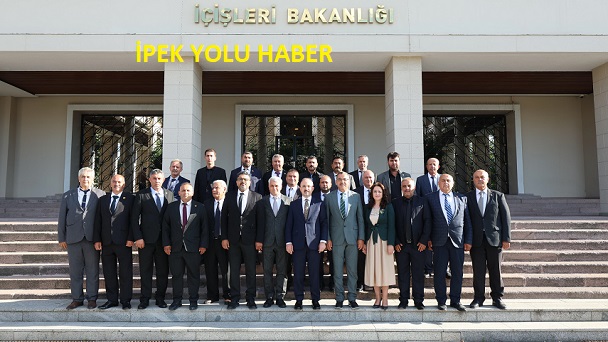 Akdeniz Muhtarlar Federasyonu Başkanı Mahmut Gülcü ile beraberindeki Hatay'ın ilçe muhtarları, İçişleri Bakan Yardımcısı Bülent Turan'ı ziyaret etti.