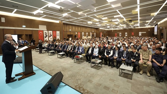 İçişleri Bakan Yardımcısı Bülent Turan, Muhtarlar Akademisi programı kapsamında Hatay'da muhtarlarla bir araya geldi.