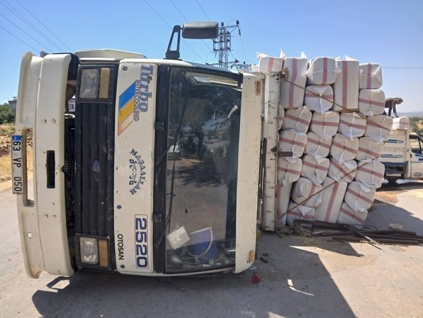 KİLİS’TE SAMAN YÜKLÜ KAMYON DEVRİLDİ: 1 YARALI