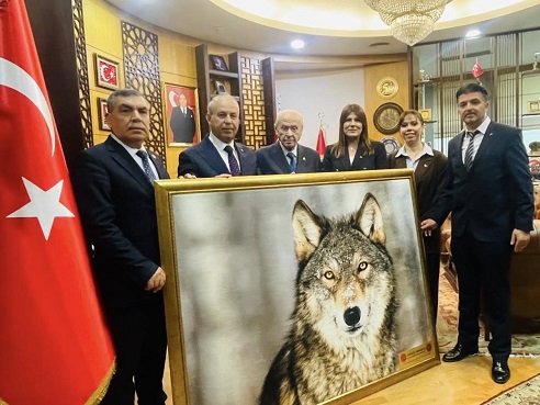 BAŞKAN KILIÇ'TAN GENEL BAŞKAN BAHÇELİ'YE BOZKURT DOKUMALI HALI 