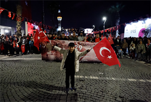 İzmir’de Cumhuriyet coşkusu gökyüzüne taştı