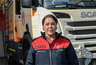 23 saat oğlunu enkazda bekledi, şimdi başkalarına umut oluyor
