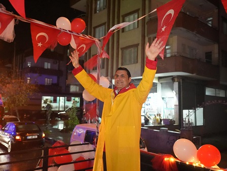 ŞEHİTKAMİL’DE YAĞMUR DEĞİL, CUMHURİYET COŞKUSU YAĞDI!  CUMHURİYET COŞKUSU 103 ARAÇLIK KORTEJLE TAÇLANDI