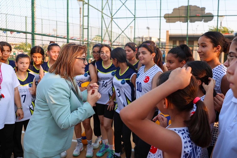 BAŞKAN ŞAHİN’DEN GELECEĞİN ŞAMPİYONALARINA MORAL ZİYARETİ BÜYÜKŞEHİR’İN YAZ SPOR OKULLARINA REKOR BAŞVURU!