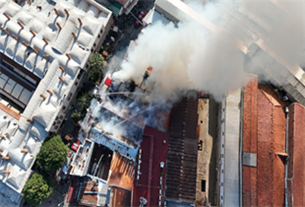    İzmir Büyükşehir Belediyesi İtfaiye Dairesi Başkanlığı ekipleri, Tarihi Kemeraltı Çarşısı’nda bulunan bir işyerinde çıkan yangına 6 dakika içerisinde müdahale etti. 