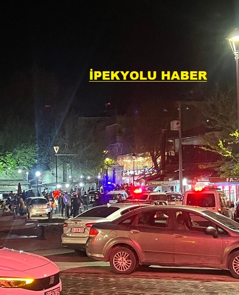 Gaziantep Kalealtı’nda bir kebapçıda silahlı saldırı oldu. Yaralılar var! Alınan bilgilere göre iki yaralının olduğu iddia ediliyor! Olay yerine çok sayıda polis ekibi ve ambulans ekibi sevk edildi. Olayla ilgili soruşturma sürüyor!
