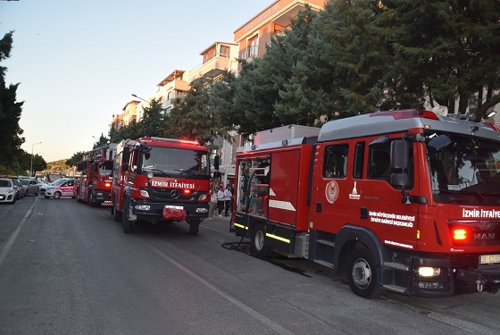 İzmir’de sabah saatlerinde bir tekstil fabrikasında çıkan yangın itfaiye ekiplerinin acil müdahalesiyle söndürüldü.