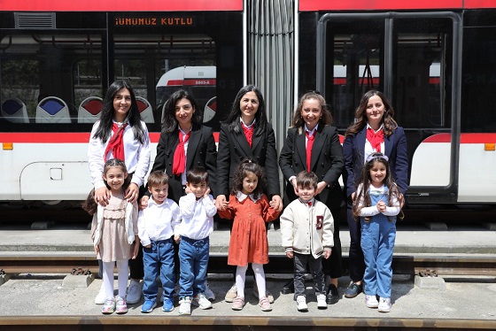Samsun Büyükşehir Belediyesi SAMULAŞ A.Ş. bünyesinde görevli anne vatmanlar ulaşıma renk katıyor.