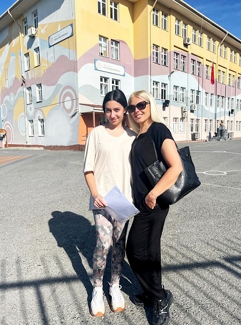    Sevilen şarkıcı Esra Özmen bugün gerçekleştirilen Lgs’na giren kızını duayla uğurladı.