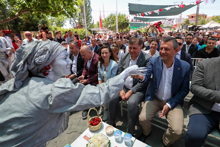    CHP Genel Başkanı Özgür Özel, Bornova Kiraz Festivali’nde konuştu:  “İzmir ikinci memleketim”