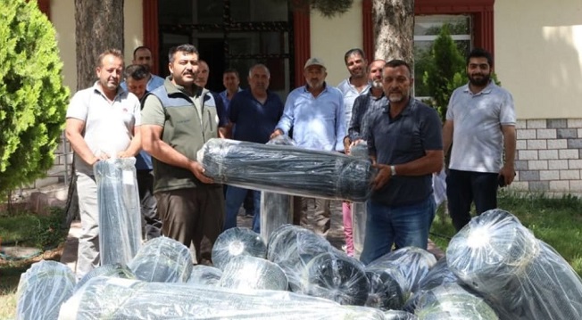 Darende ilçesinde organik tarım yapan üreticilere ücretsiz kurutma filesi dağıtıldı.