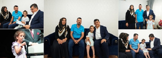 FADILOĞLU, FEYZA’YI ZİYARET ETTİ, MEDENİ CESARETİNDEN ÖTÜRÜ TEBRİK ETTİ BAŞKAN FADILOĞLU, FEYZA’YA TABLET ARMAĞAN ETTİ